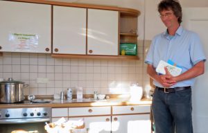Pfarrer Andreas Echternkamp in der Küche