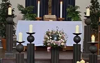 Geschmückter Altar in einer Trauerhalle