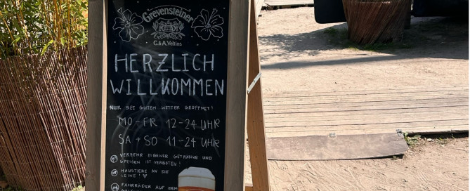 Ein Willkommenschild mit vielen Verboten